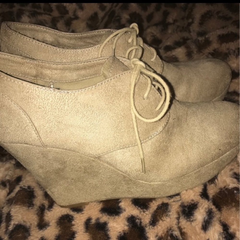 Suede tan wedge booties size 8 good condition cute
